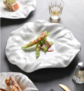 Assiettes à volants en céramique blanche pure Assiettes alimentaires occidentales <span class=keywords><strong>haut</strong></span> <span class=keywords><strong>de</strong></span> <span class=keywords><strong>gamme</strong></span> Assiettes <span class=keywords><strong>de</strong></span> service peu profondes Formes uniques <span class=keywords><strong>pour</strong></span> <span class=keywords><strong>vaisselle</strong></span> élégante - Product Image 3