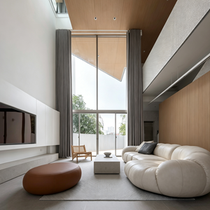 Diseño Completo de Muebles para Sala de Estar en Casa Adosada Estrecha, Estilo Moderno Minimalista Blanco, con Interior en Roble Claro y Cristal de Doble Altura - Product Image 2