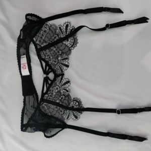 Ensemble de lingerie boudoir pour femme en dentelle noire, soutien-gorge à armatures 3/4, string, porte-jarretelles, respirant, taille basse, en maille transparente à pois, vente en gros - Product Image 5