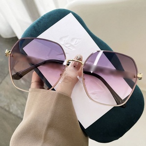 Gafas de Sol Estilo Streetwear con Cadena Metálica en las Patillas, Diseño Ojo de Gato - Product Image 5