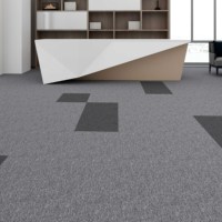 Dalles de moquette commerciales modernes 50x50 en PP/PVC, couleur unie, bouclées, écologiques, résistantes à l'eau et lavables, idéales pour les bureaux et les espaces domestiques adaptés aux animaux.