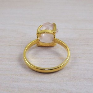 Anillo de boda de compromiso de cuarzo rosa chapado en oro de latón de diseñador para mujer al por mayor, joyería de piedras preciosas con forma áspera para fiestas - Product Image 5