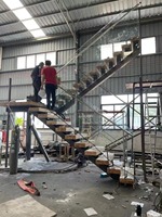 Escalier flottant sur mesure à poutre unique pour villa, avec balustrade en verre trempé