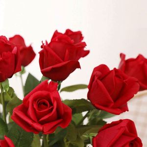 Ramo de Rosas Rojas Artificiales al por Mayor para Bodas, Día de la Madre, Decoración Navideña - Alta Calidad y Protección Ambiental - Product Image 1