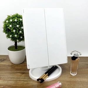 Miroir de maquillage éclairé par LED, 22 lumières, miroir de beauté à trois volets, lampe de table pliante alimentée par USB, cadre en plastique noir argenté - Product Image 4