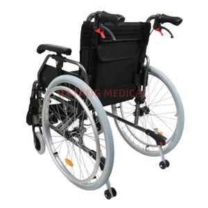 Sedia a Rotelle Manuale Pieghevole Portatile in Lega di Alluminio con Freni Manuali per Persone Disabili - Product Image 4