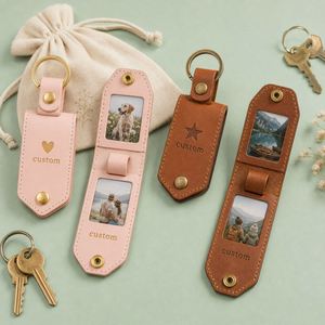 Porte-clés photo OEM/ODM avec sangle, double emplacement pour photos, pliable, en cuir PU, avec logo personnalisé en relief (cœur, étoile) - Product Image 1