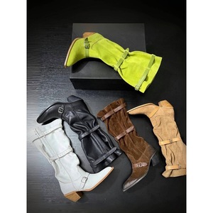 Botas vaqueras vintage de cuero para mujer, con punta, tacón grueso, diseño exclusivo y altura hasta la rodilla. - Product Image 3