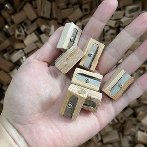 Taille-crayon manuel en bois à un seul trou, mini taille-crayon portable pour l'école, idéal pour un cadeau - Product Image 3