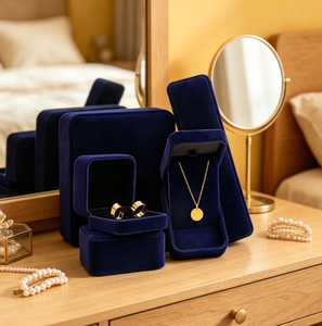 Caja de Joyería Hexagonal de Terciopelo Personalizada con Cierre de Llave para Guardar Collares, Anillos y Pendientes de Boda - Product Image 5