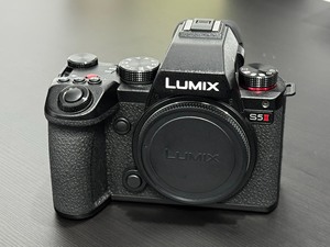 Appareil photo professionnel Lumix <span class=keywords><strong>S5</strong></span> Mark <span class=keywords><strong>II</strong></span> 24,2 MP Plein format Carte SD Vidéo 6K Wi-Fi Appareil photo pour la photographie de portrait - Product Image 1