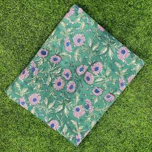 Tissu en coton imprimé floral de qualité supérieure |   Voile indien léger teint à la main |   Tissu pour Kurti et robe - Product Image 5