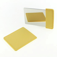 Miroir portable de taille carte de crédit en acier inoxydable gravé au laser avec logo personnalisé, couleurs sur mesure, idéal pour cadeaux d'affaires, mariages ou mini-cadeaux promotionnels.