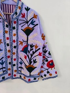 Chaqueta Boho Suzani más vendida para mujer, bordado étnico colorido y textil de inspiración vintage disponible a un precio asequible - Product Image 5