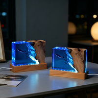 Lámpara de Escritorio Rectangular Plana de Resina de Madera de Burl, Luz Nocturna USB con Base de Madera de Haya, Diseño de Ballena y Buceador en Micropaisaje, Azul Océano con Epoxi