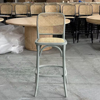 Tabouret de bar empilable en rotin tressé vintage français, avec structure en bois courbé durable, idéal pour la location événementielle