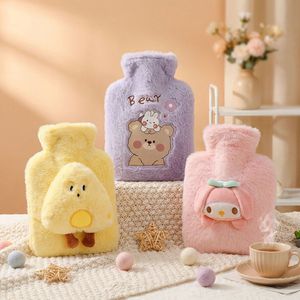 Bouteille d'eau chaude en peluche doublée de polaire, design de dessin animé en forme de U, pour le lit et la chaleur des mains - Product Image 3