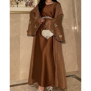 Conjunto de 2 piezas de abaya para mujer musulmana al por mayor: cárdigan abierto de gasa con purpurina y vestido maxi de satén con bordado de mariposa y pedrería - Product Image 1