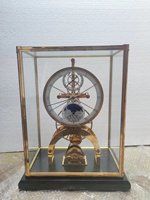 Horloge squelette à pendule avec cadran lunaire en porcelaine astro antique, grand cadran, dorée à l'or 24 carats, avec chaîne fusee et base standard