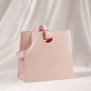 Sac en papier gaufré <span class=keywords><strong>de</strong></span> luxe avec <span class=keywords><strong>ruban</strong></span>, sur mesure pour la présentation <span class=keywords><strong>de</strong></span> produits haut <span class=keywords><strong>de</strong></span> gamme et l'emballage cadeau - Product Image 2