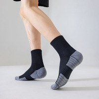 Chaussettes de sport professionnelles en tissu éponge épais mi-mollet pour jeunes hommes - Chaussettes de basketball en coton anti-humidité et antidérapantes ODM