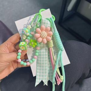 En stock : Porte-clés voiture pour filles, bracelet de poignet fait main avec perles vertes et roses, chaîne de téléphone tressée à fleurs, breloques de luxe pour sac de plage pour femmes et les fêtes - Product Image 1