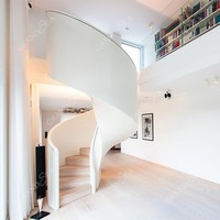 Escalier en colimaçon moderne en acier au carbone avec garde-corps en câble en acier inoxydable Offres Spéciales marche en bois pour escalier incurvé Salon