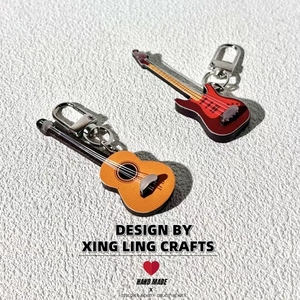 Colgante de mini guitarra, dije de guitarra eléctrica, accesorio de instrumento musical de rock para decoración de bolsos, regalo - Product Image 2