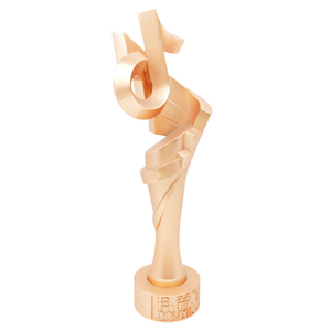 TikTok Follower Growth Award Escultura de flecha ascendente de oro y resina con grabado de conteo personalizado Trofeo de hito para contenido Creato - Product Image 2