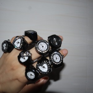 Anillo <span class=keywords><strong>de</strong></span> <span class=keywords><strong>Reloj</strong></span> Digital Minimalista Real <span class=keywords><strong>de</strong></span> Cuarzo para Dedo, Todos los <span class=keywords><strong>Tipos</strong></span>, Chapado en Pintura Negra, Regalo <span class=keywords><strong>de</strong></span> Moda Personalizable - Product Image 1