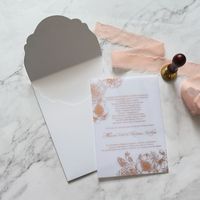 Clásico de oro y negro, invitaciones de boda elegante, con sobre