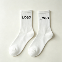 Chaussettes de sport classiques en coton personnalisées pour unisexe, chaussettes de sport blanches personnalisées avec logo pour hommes, vente en gros OEM ODM