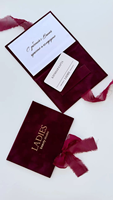 Porte-carte de visite VIP personnalisé en velours bordeaux, style livre, avec logo en feuille d'or, pour certificat cadeau et bon de membre de spa