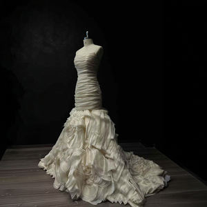 Robe de mariée sirène moderne NT20 à col bateau long, avec volants, dentelle fine et appliques de fleurs en cristal, idéale pour les fêtes - Product Image 2