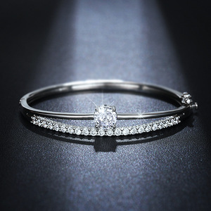 Bracciale geometrico da donna, elegante, delicato, lucido, leggero, lussuoso, gioiello da polso per tutti i giorni - Product Image 3