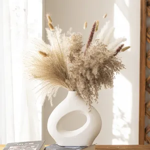 Vente en gros de table moderne vase unique blanc décoratif pour la maison nouveau design vases en céramique et en porcelaine à anneau rond évidé fabricant