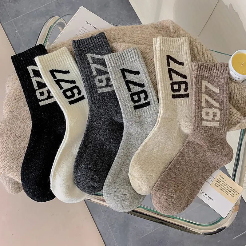 Großhandel 1977 Brief Männer Socken Benutzer definierte Stickerei Logo Crew Outdoor Unisex Dick Warme Winter Wolle Socken