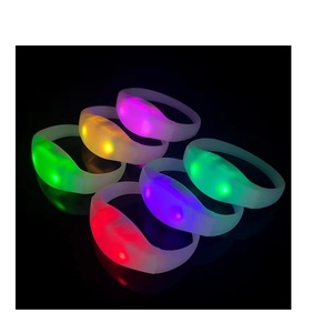 <span class=keywords><strong>DMX</strong></span> programlanabilir LED bileklik uzaktan kumandalı bilezik parti etkinlikleri konserler için fabrika doğrudan promosyon parti malzemeleri - Product Image 2