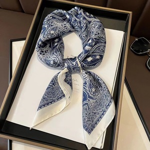 Bandana Quadrata in Raso Setoso con Logo a Prezzo di Fabbrica per Collo, Testa e Capelli, Sciarpe per Donne - Product Image 5