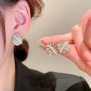 Boucles d'oreilles clous en argent tibétain avec strass en cristal, taille brillant ronde vintage, sertissage griffe, bijoux de mode unisexe - Product Image 3