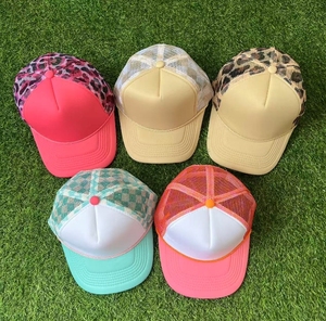 Casquette Trucker en Maille Rose Vif à Motif Léopard, 5 Panneaux, Impression Personnalisée Arbre <span class=keywords><strong>de</strong></span> Noël Léopard, Casquette Trucker en Mousse Tricolore - Product Image 3