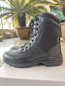 Botas de seguridad SFB703 PDRM para entrenamiento en exteriores, de cuero vacuno resistente con puntera de acero. - Product Image 1