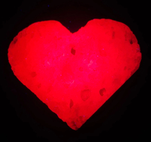 หินแกะสลักรูปหัวใจจากคริสตัลธรรมชาติ หินทับทิมรูปหัวใจ พร้อมปฏิกิริยาแสงยูวี สำหรับเป็นของขวัญ ขายส่ง - Product Image 4