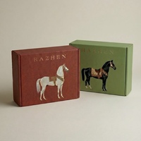 Boîte d'expédition personnalisée de luxe en carton recyclé pour emballage de vêtements, avec logo en feuille d'or et design gaufré UV.