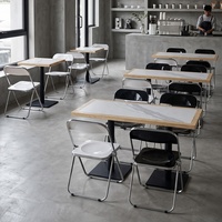 Ensemble de salle à manger industriel, tables en bois massif texturé et chaises pliantes en acrylique transparent pour cafés