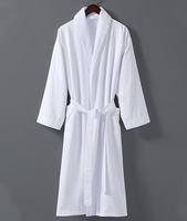 Peignoir blanc en gabardine unie à col châle, long et infroissable, idéal pour hôtel, spa et détente, avec poches latérales