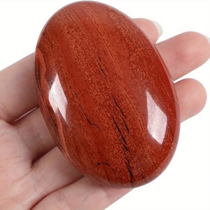 Pierre de méditation en quartz jaspe rouge, faite à la main, lisse et polie, pour massage - Product Image 1