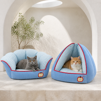 Doppelfunktions-Katzenbett mit offenem Sofa und halbgeschlossenem Haus im blauen Cord-Gingham-Design für Hauskatzen