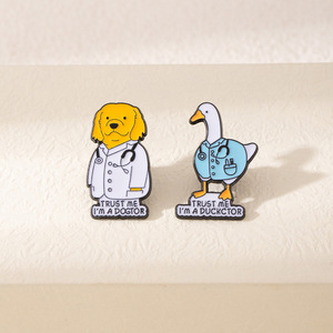 Broche de Esmalte de Desenho Animado de Animal Médico, Pin de Crachá de Pato Golden Retriever, Acessório de Roupa com Design Fofo e Exclusivo - Product Image 1
