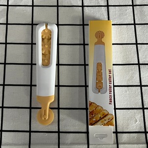 Couteau à rouleaux quatre-en-un en forme de fleur pour la pâtisserie, outil de décoration de cuisine en plastique - Product Image 4